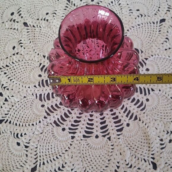 Vintage 1960s Pilgrim Cranberry Glass Optic Swirl Ribbed Vase 6" - Picture 6 of 7